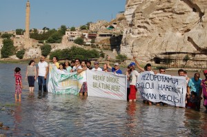 Manifestações contra a construção de Islu. Fonte: corporatewatch.org