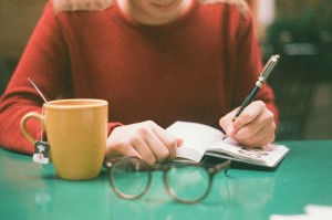 caderno-óculos-caneca