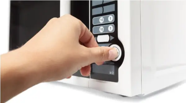 Como funciona o micro-ondas? Entenda a Física por trás do aquecimento