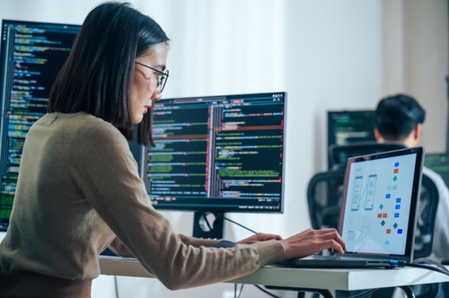 Graduação em tecnologia ganha destaque com expansão do mercado digital; confira a lista de cursos