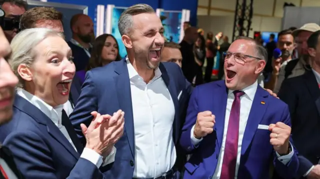 Lideranças da AfD comemorando o resultado da eleição estadual na Saxônia-Anhalt