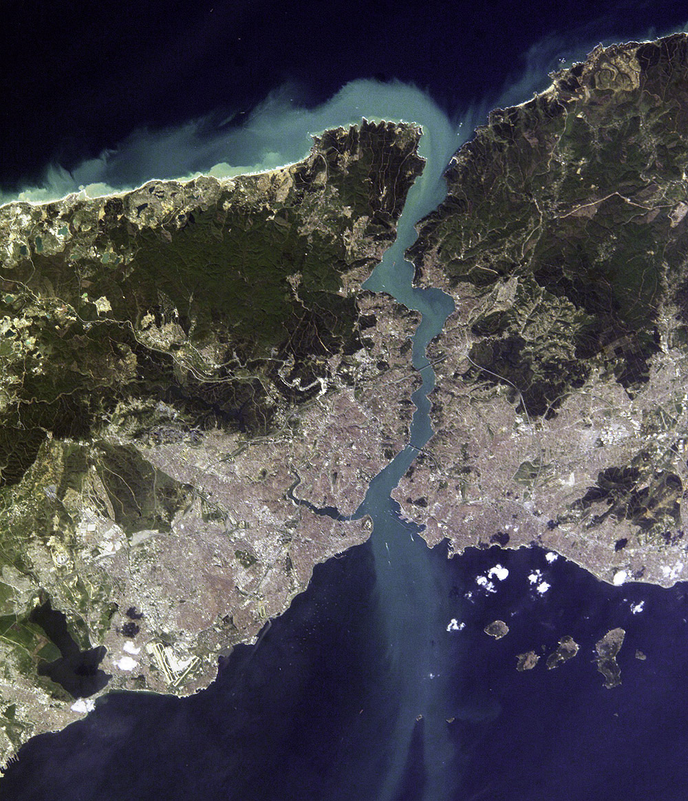 Imagem de satélite do Estreito de Bósforo, cortando a cidade de Istambul