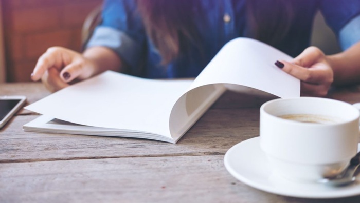 mulher lendo livro, diferença entre gênero e tipo textual