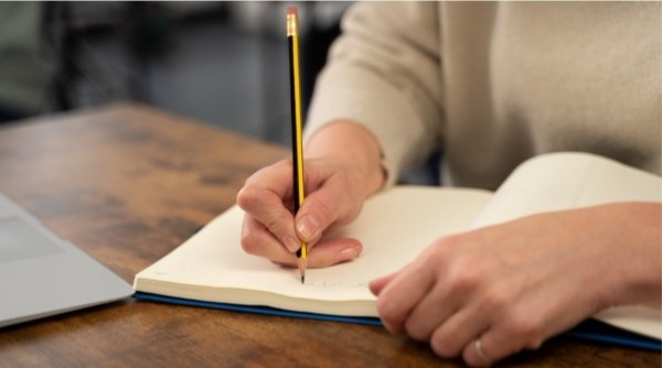 pessoa estudando, erros de concordância