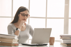 aplicativos para organizar os estudos- moça em frente ao notebook estudando