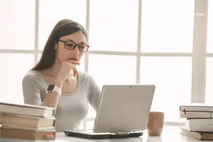 aplicativos para organizar os estudos- moça em frente ao notebook estudando