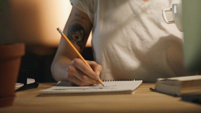 mulher estudando, função quadrática na matemática financeira