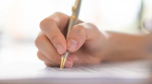 pessoa escrevendo, analfabetismo no brasil