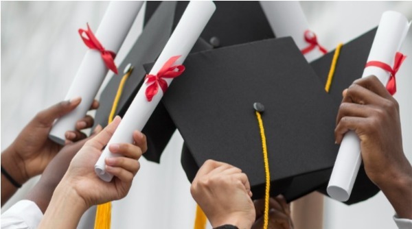pessoas em uma formatura, ensino superior