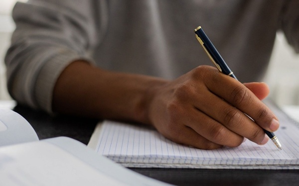 pessoa escrevendo em um caderno, interjeição