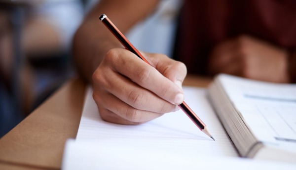 pessoa escrevendo, conectivos de adição
