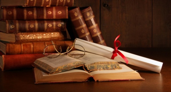 livros e papéis sobre uma mesa, movimentos literários