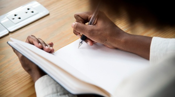 pessoa escrevendo, regras redação enem