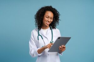 mulher médica olhando prancheta, carreira médica