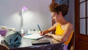 aluna estudando, como estudar enem
