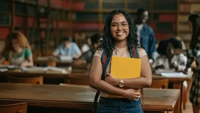 estudante em uma biblioteca, medo de ir para a faculdade