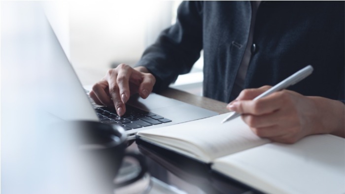 pessoa estudando e escrevendo em um caderno, como se preparar para o enem
