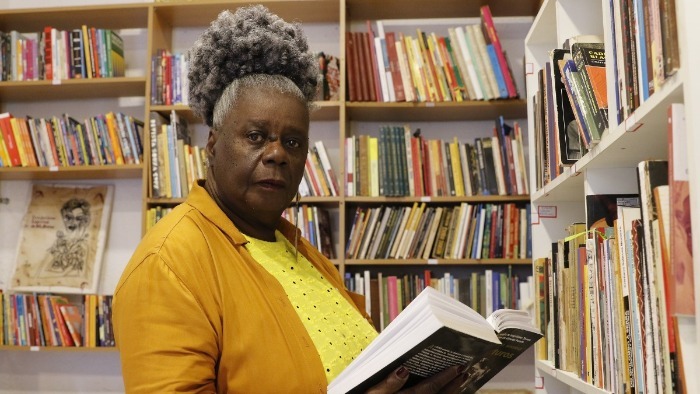 conceição evaristo em uma biblioteca