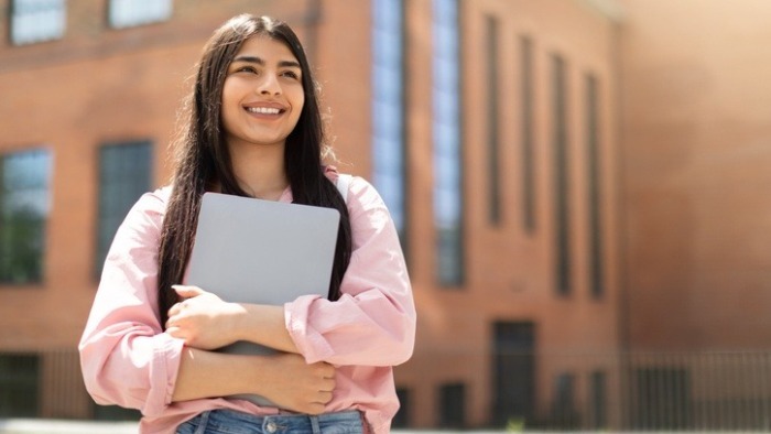 estudante na porta de uma instituição de ensino, bolsa faculdade