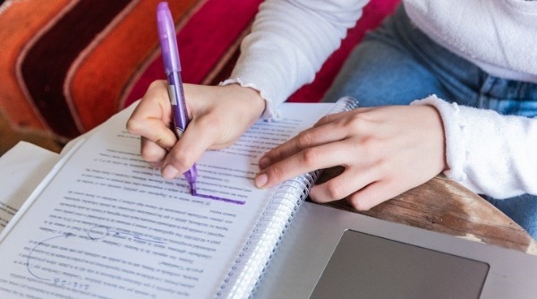 Pessoa estudando, revisão enem