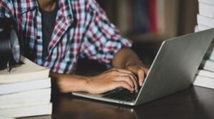 pessoa mexendo no computador, como usar o chatgpt para estudar