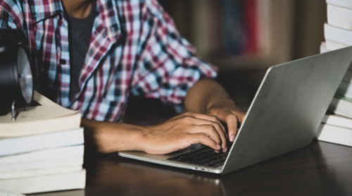 pessoa mexendo no computador, como usar o chatgpt para estudar