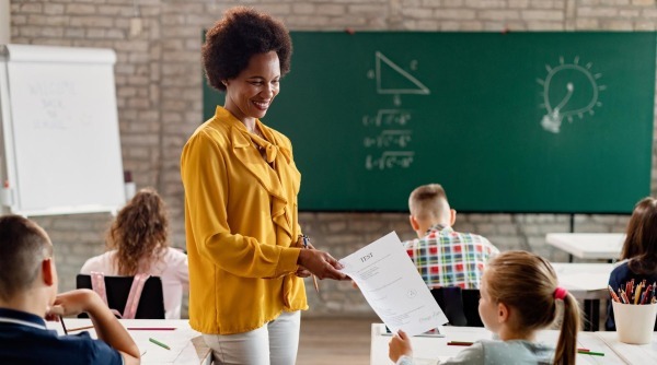 professora em sala de aula, dia dos professores