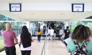pessoas em local de prova do enem