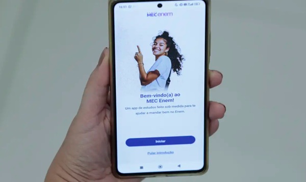 pessoa mexendo no aplicativo mec enem