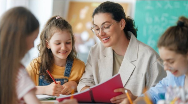 professora com alunos, profissões área infância