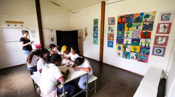 crianças em sala de aula brasileira, saeb 2025