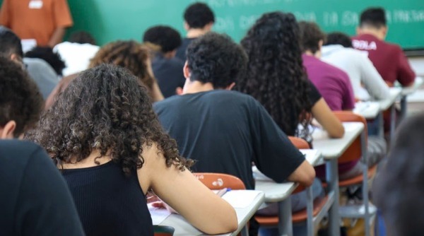 pessoas fazendo prova da fuvest, gabarito resultado fuvest