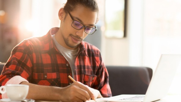 pessoa estudando, pós graduação 2026