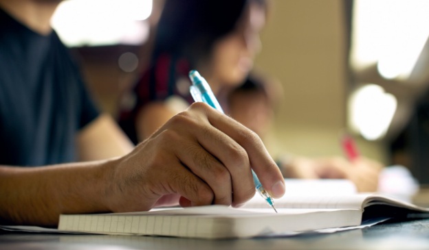 pessoa estudando, regência nominal e verbal