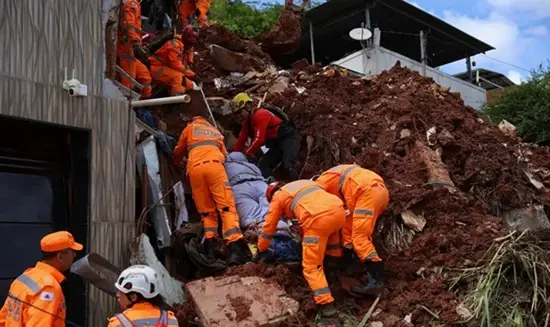 bombeiros atuando em área de deslizamento de terra, chuvas zona da mata