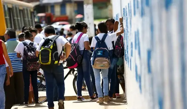crianças em frente à escola, plano nacional de educação pne