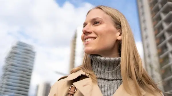 mulher olhando para o alto em uma cidade, psicologia