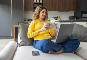 dicas de estudos, mulher estudando em casa