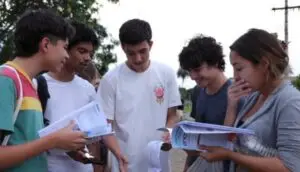 jovens conversando em ambiente escolar, saeb enem