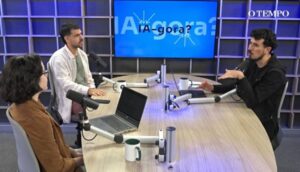 podcast ia-gora?, pessoas conversando em um estúdio de gravação moderno